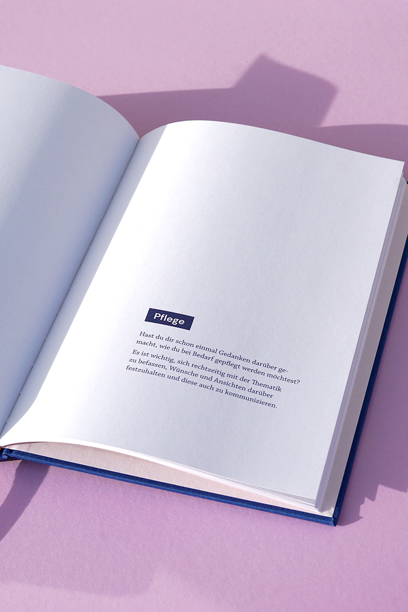 if-Vorsorgebuch in Blau, aufgeschlagen