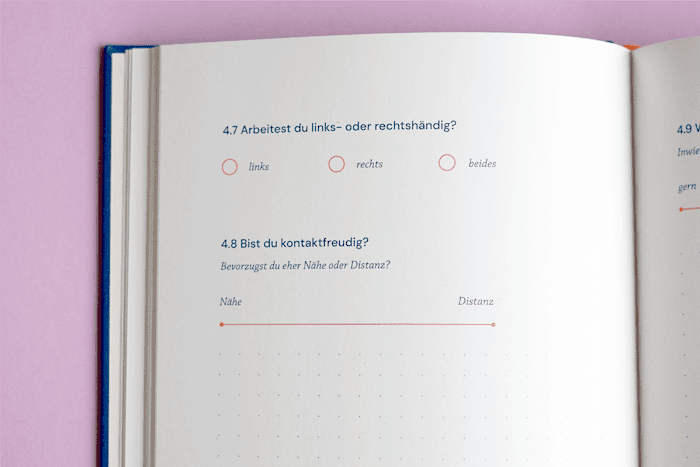 Aufgeschlagenes if-Vorsorgebuch mit Fragen und Notizen